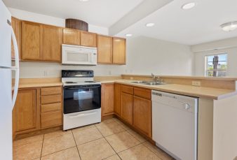 Luxury 3 Bedroom Apartment – Close to Campus Available for 2024/2025 School Year! – ALL Utilities Included!